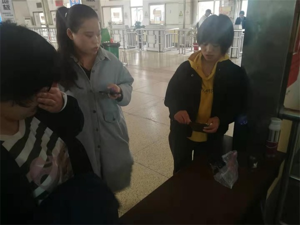 灌南汽車站站務員張海娟拾錢包物歸原主1.jpg
