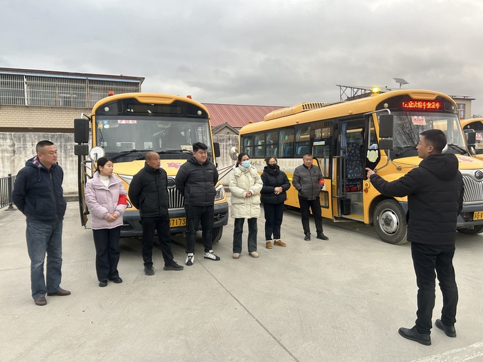 連汽灌云欣達(dá)校車開展冬季“上路上線”安全檢查 1218劉潔君.jpg