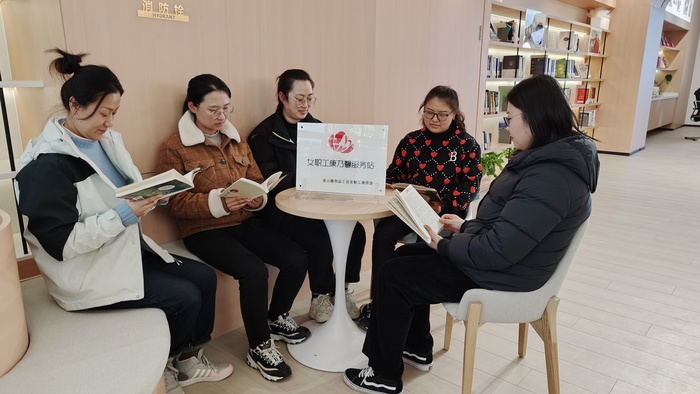 連云港汽車運(yùn)輸有限公司職工書屋榮獲2024年度江蘇省工會(huì)重點(diǎn)建設(shè)職工書屋.jpg