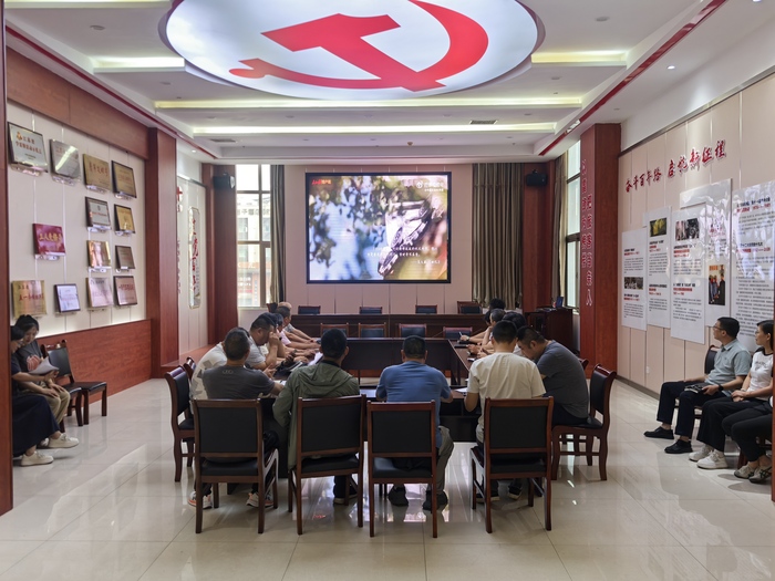 連汽定制客運(yùn)事業(yè)部開展黨員固定學(xué)習(xí)日活動(dòng).jpg