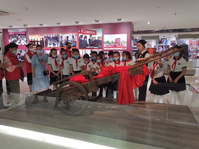 解放路小學郁州分校參觀雷鋒車陳列館3.jpg