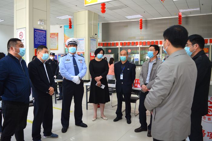縣人大領(lǐng)導檢查灌云客運站傳染病防治工作 (1).JPG