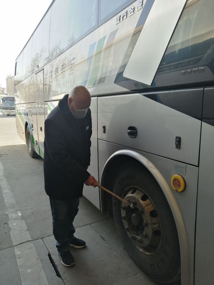 快客公司對(duì)復(fù)班車輛開展安全生產(chǎn)綜合大檢查3.jpg