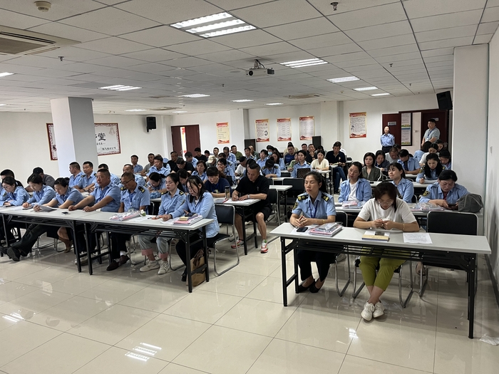 連汽欣達(dá)校車召開2023年度秋季開學(xué)安全動員例會.jpg