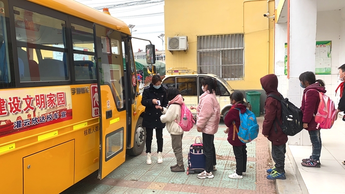 灌云欣達(dá)校車(chē)服務(wù)學(xué)生開(kāi)學(xué)季 (2).jpg