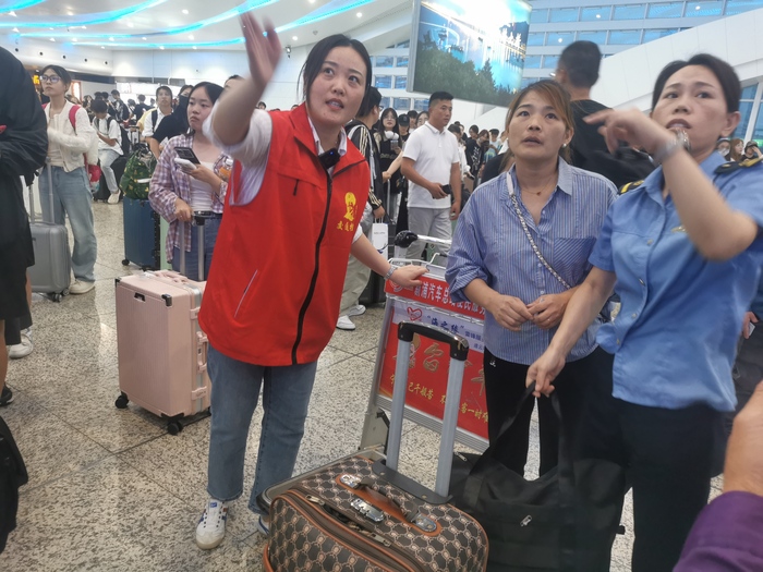 連汽新浦汽車總站“雷鋒車”驛站：“雷鋒車”手細心服務，助力旅客便捷出行 (7).jpg
