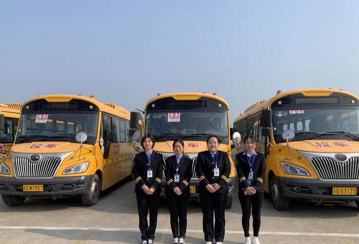 連汽灌云欣達(dá)校車(chē)統(tǒng)一著裝提升文明服務(wù)形象1.jpg