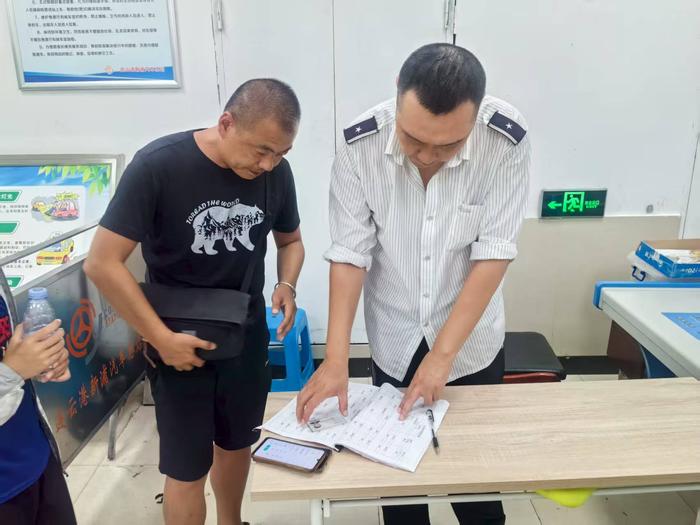 連汽定制客運(yùn)事業(yè)部駕駛員陳如東拾金不昧受贊揚(yáng) (2).jpg