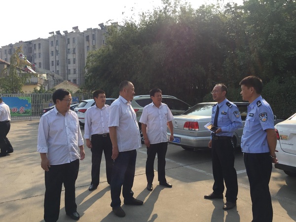 東?？h交警大隊副大隊長倪愛詩、車管所所長葛紹明督查東海公司安全生產(chǎn)工作.jpg