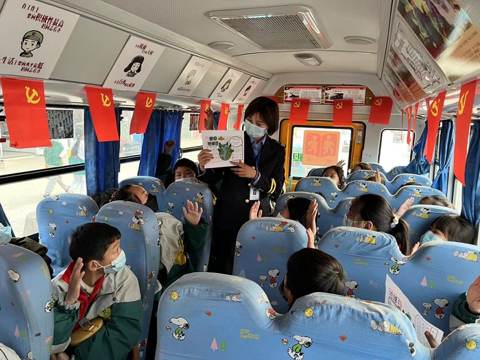 連汽灌云欣達(dá)校車開展“珍愛地球”主題流動課堂3.jpg