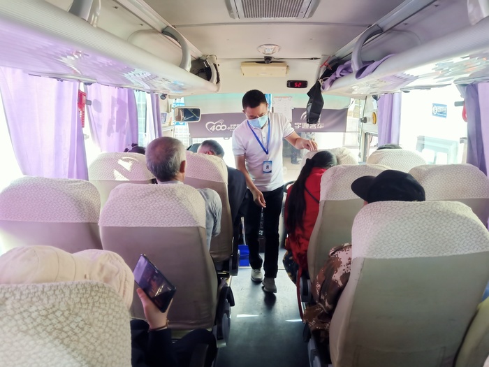 贛榆公司五一我在崗 ：出站檢查人員檢查車輛出站旅客是否系好安全帶.jpg
