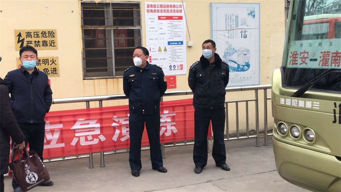 縣交通運輸局領(lǐng)導(dǎo)來灌南汽車站查檢車輛復(fù)班運營工作2.jpg