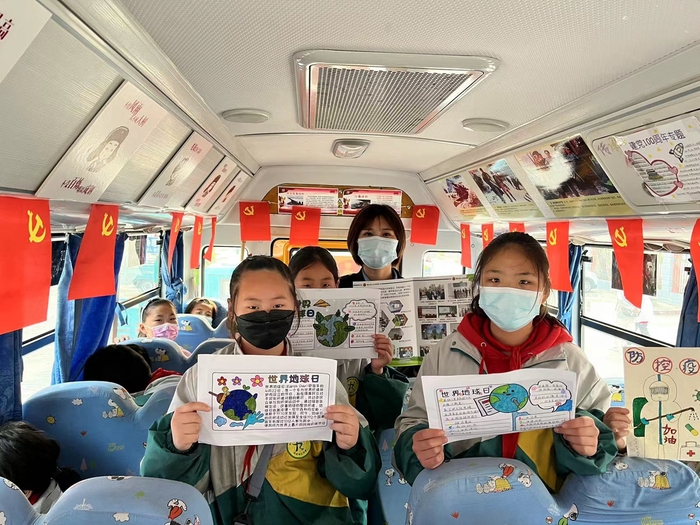 連汽灌云欣達(dá)校車開展“珍愛地球”主題流動課堂.jpg