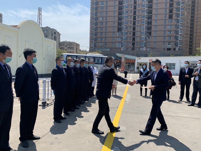 快客公司2020.4.27   4月信息14：市交控集團(tuán)領(lǐng)導(dǎo)慰問汽車公司疫情防控專班駕駛員 (2).JPG