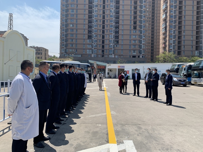 快客公司2020.4.27   4月信息14：市交控集團(tuán)領(lǐng)導(dǎo)慰問汽車公司疫情防控專班駕駛員 (1).JPG