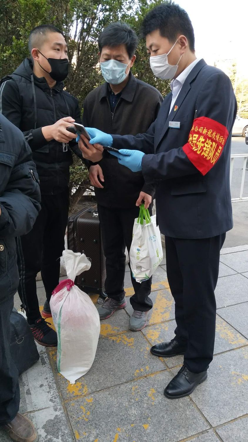疫情面前用奉獻(xiàn)和無畏書寫了責(zé)任與擔(dān)當(dāng).JPG