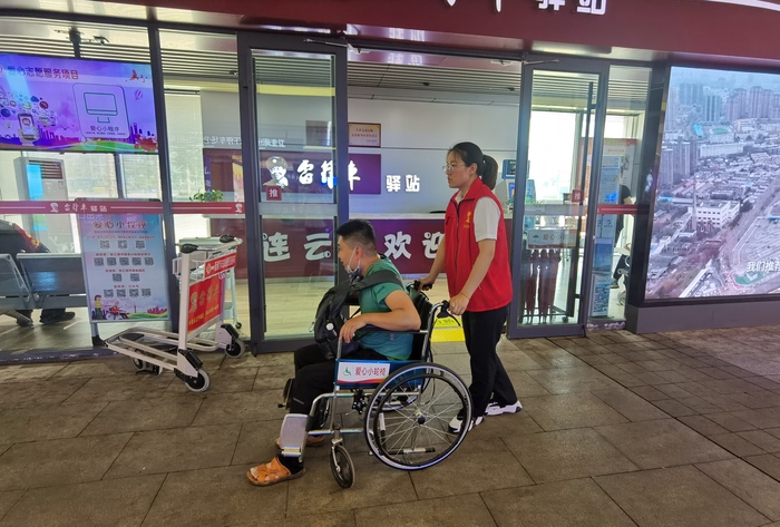 “雷鋒車”手暖心幫扶，踐行服務(wù)承諾.jpg