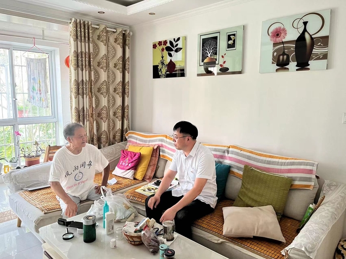 0803 連汽灌云公司八一節(jié)前走訪慰問退休老干部.jpg