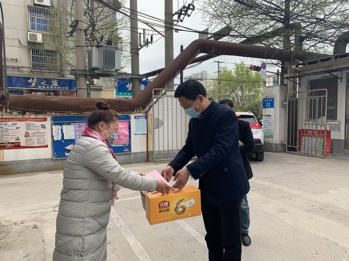快客公司2020.4.10  &nbsp; 4月信息6：集團(tuán)領(lǐng)導(dǎo)一行慰問(wèn)戰(zhàn)“疫”一線駕駛員家屬 (2).JPG