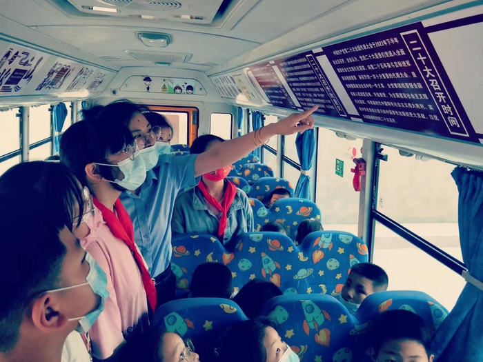 連汽灌云欣達(dá)校車打造“喜迎二十大 永遠(yuǎn)跟黨走 奮進新征程”主題車廂 (2).jpg