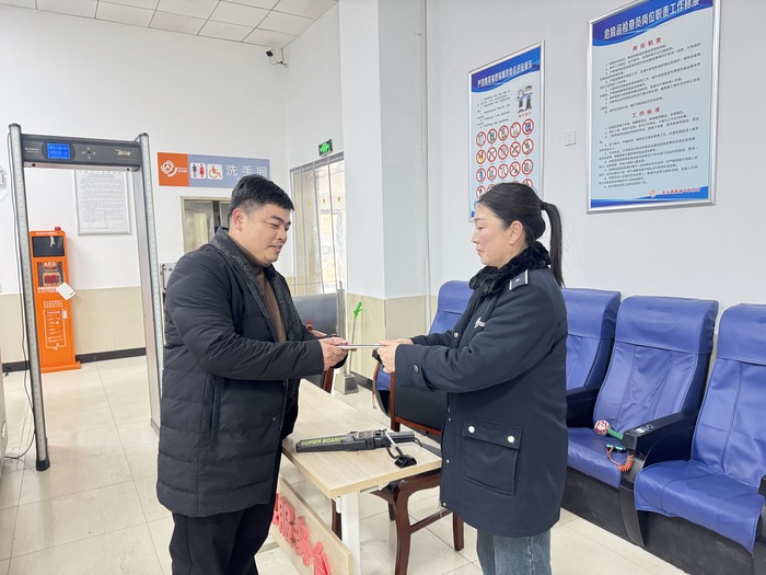 雷鋒車(chē)手朱靜：細(xì)微之處顯真情 拾金不昧暖人心.jpg