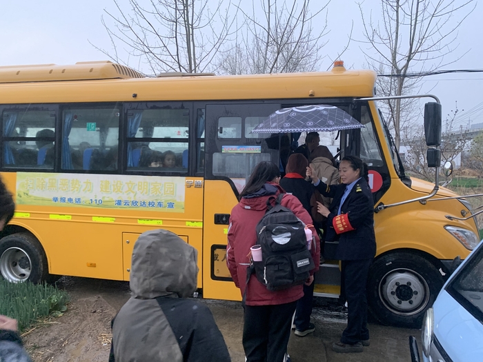 連汽欣達(dá)校車(chē)打造“與雷鋒車(chē)同行”示范車(chē)活動(dòng) (1).jpg