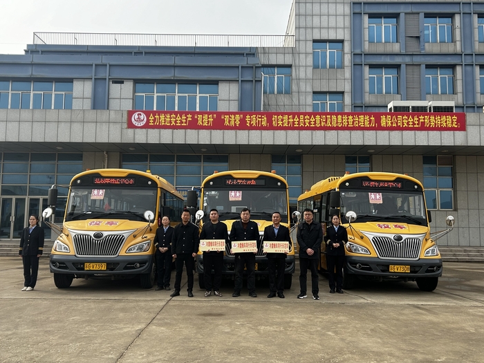 連汽欣達(dá)校車(chē)打造“與雷鋒車(chē)同行”示范車(chē)活動(dòng) (2).jpg