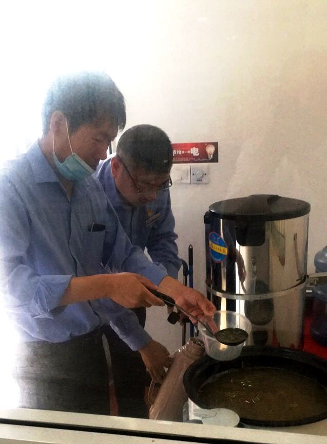 快客公司關(guān)愛員工送清涼，為一線駕駛員煮綠豆湯防暑降溫1.jpg