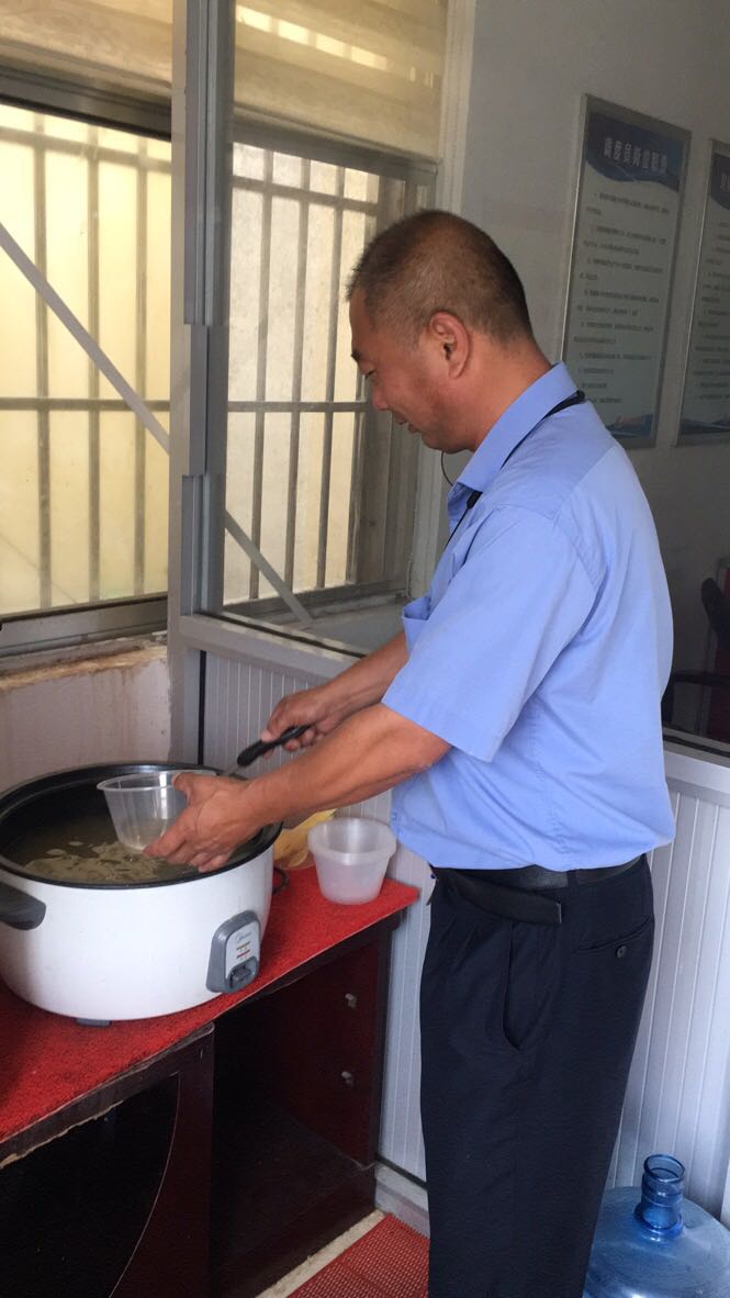 快客公司關(guān)愛員工送清涼，為一線駕駛員煮綠豆湯防暑降溫2.jpg