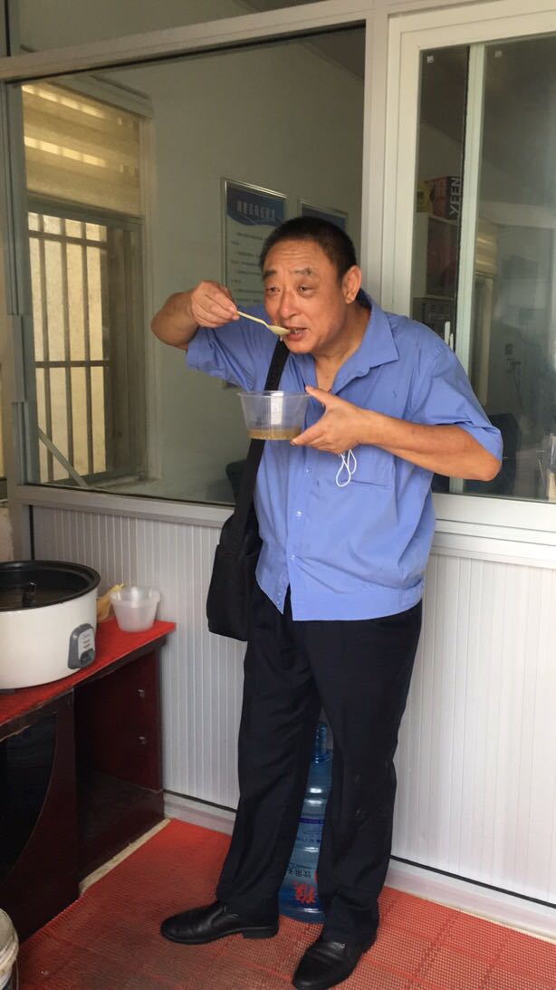 快客公司關(guān)愛員工送清涼，為一線駕駛員煮綠豆湯防暑降溫3.jpg