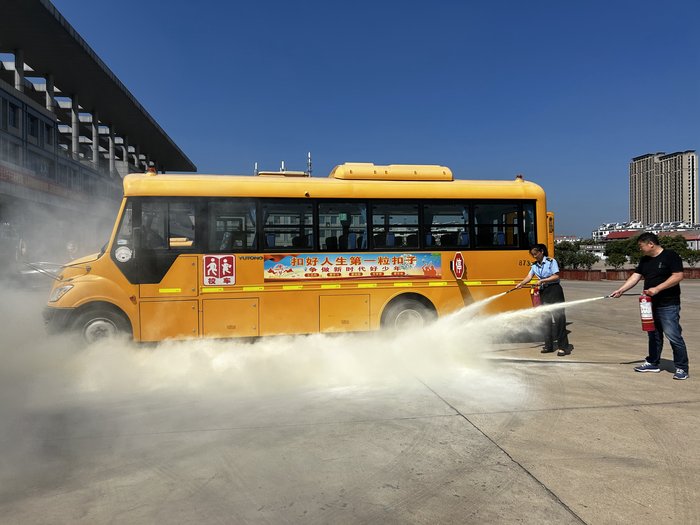 連汽灌云欣達(dá)校車開展消防應(yīng)急演練（陳瑤） (2).jpg