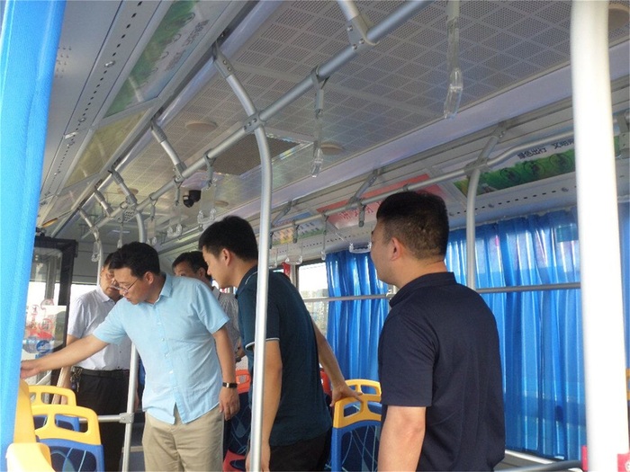 縣交運局領(lǐng)導(dǎo)督查灌南公司公交車輛、駕駛員及安全防護設(shè)施排查情況3.jpg