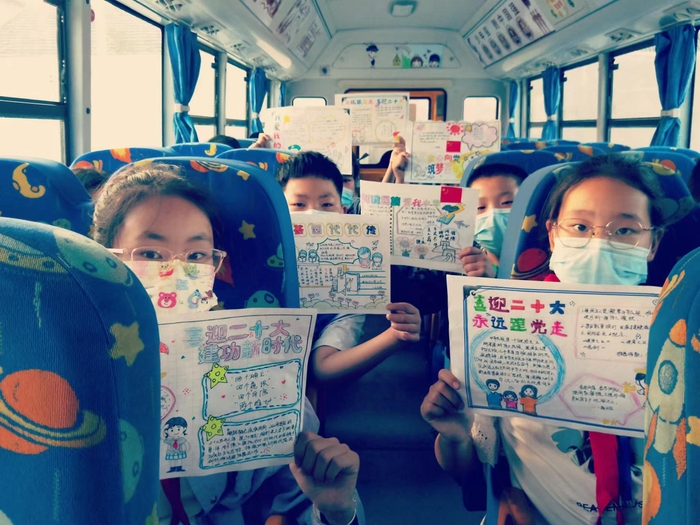 連汽灌云欣達(dá)校車打造“喜迎二十大 永遠(yuǎn)跟黨走 奮進新征程”主題車廂.jpg