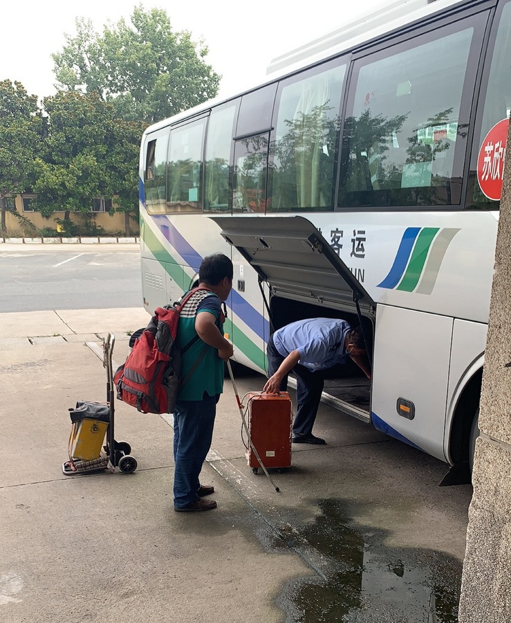 東海公司安檢員楊長(zhǎng)春愛(ài)心服務(wù)盲人旅客1.jpg