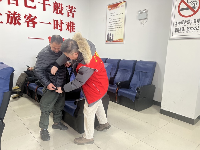 新浦汽車(chē)總站暖心事：稽查員高波的愛(ài)心守護(hù).jpg