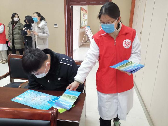 新浦汽車總站邀請(qǐng)市一院預(yù)防保健科醫(yī)生開展防控防疫知識(shí)宣講活動(dòng)3.jpg