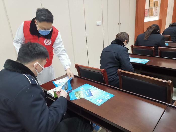 新浦汽車總站邀請(qǐng)市一院預(yù)防保健科醫(yī)生開展防控防疫知識(shí)宣講活動(dòng)2.jpg