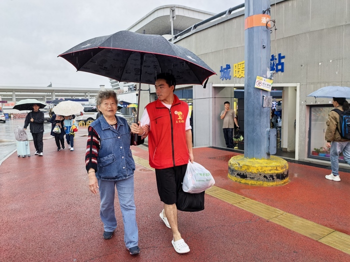 雨濕衣衫暖人心！連汽“雷鋒車”驛站學生志愿者冒雨踐初心 (5).jpg
