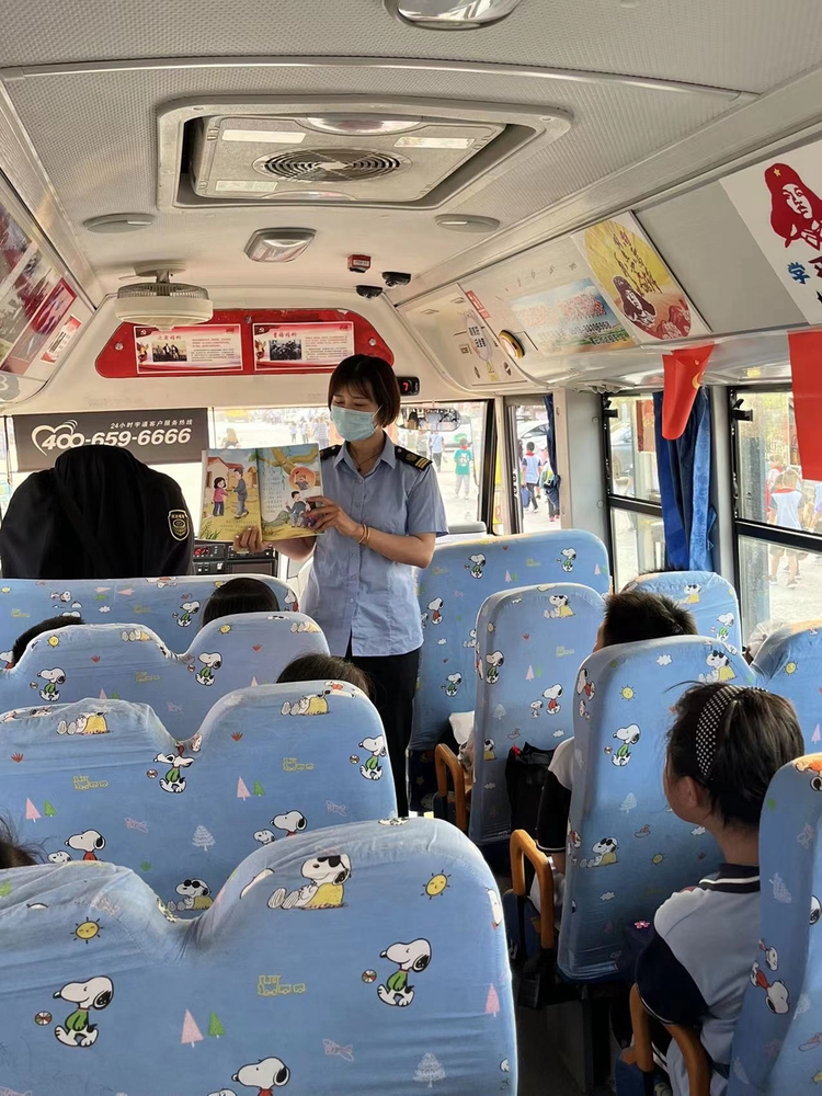 連汽灌云欣達(dá)校弘揚(yáng)紅色精神代代傳之雷鋒主題車廂 (3).jpg
