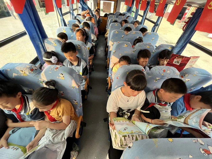 連汽灌云欣達(dá)校弘揚(yáng)紅色精神代代傳之雷鋒主題車廂 (2).jpg