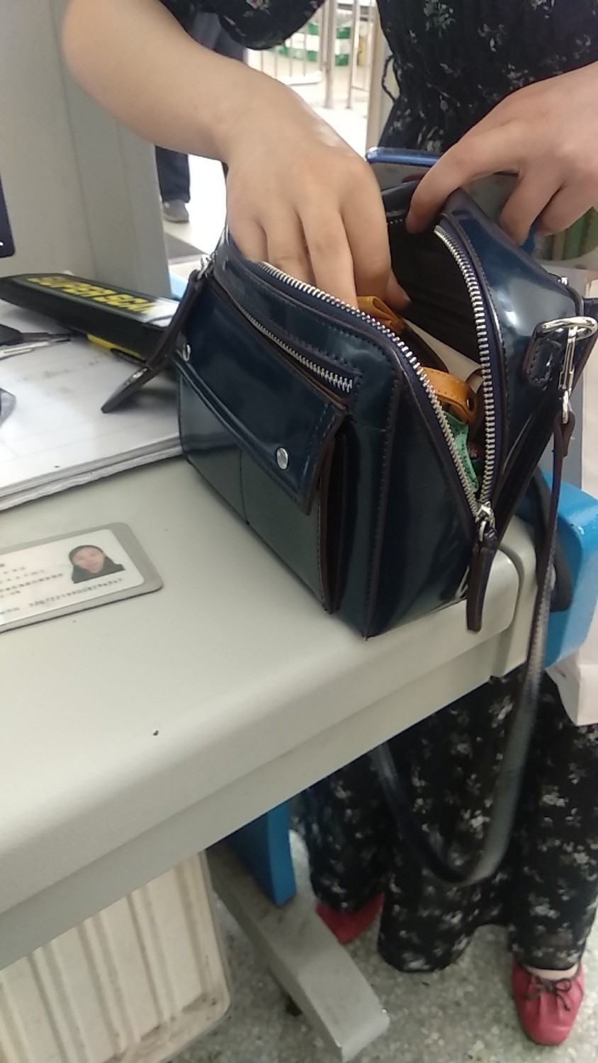 暖心！安檢員朱永清拾金不昧傳遞正能量.png