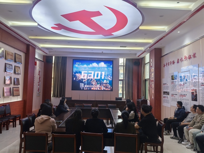 連汽定制客運事業(yè)部開展黨員固定學(xué)習(xí)日活動.jpg