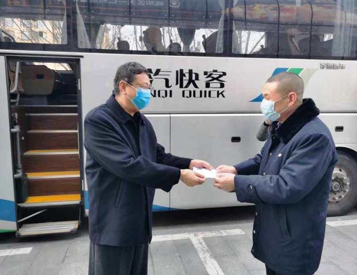 疫情當(dāng)前，情暖人心——汽車公司黨委書記、總經(jīng)理劉佃華一行看望慰問駐青島疫情轉(zhuǎn)運(yùn)專班工作人員3.jpg
