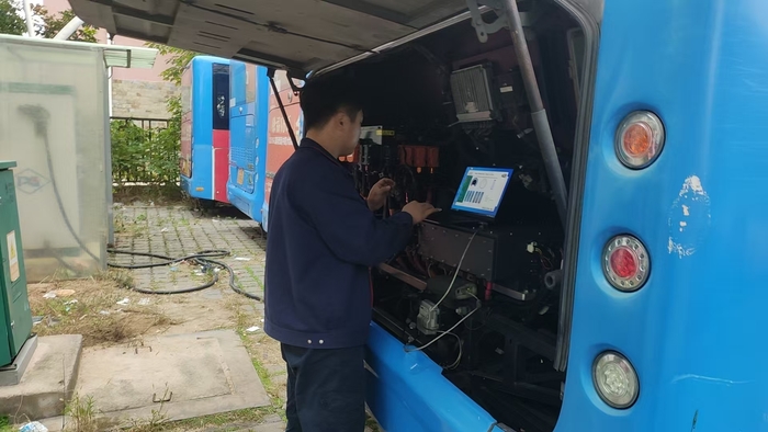 信息報道：筑牢安全防線 抓實車輛維保 金盛公交開展新能源車輛專項檢修工作.jpg