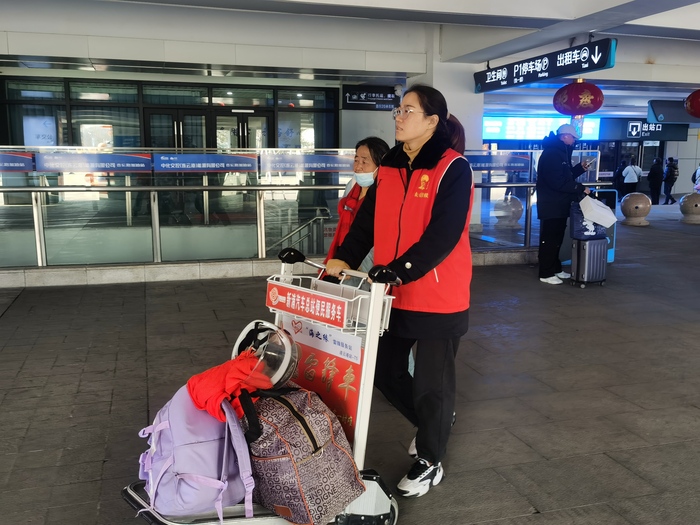 元旦假期，連汽定制客運事業(yè)部“雷鋒車”驛站志愿服務(wù)不停歇.jpg