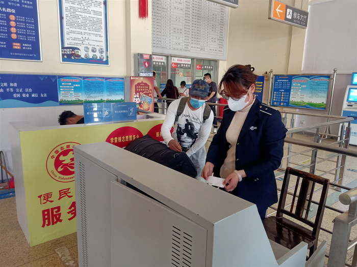 贛榆公司五一我在崗：檢票員正在檢票.jpg