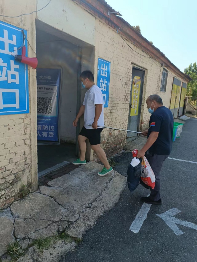 信息：我是你的眼！連汽東海分公司員工付雨主動幫扶盲人旅客出站.jpg