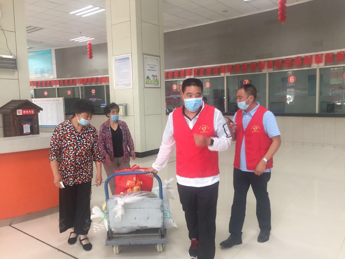 灌云客運站志愿者幫助旅客獲感謝 (2).png