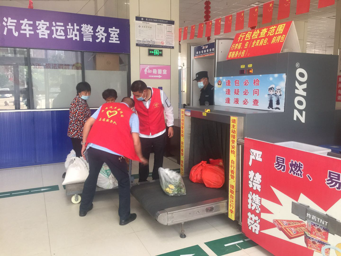 灌云客運站志愿者幫助旅客獲感謝 (1).png