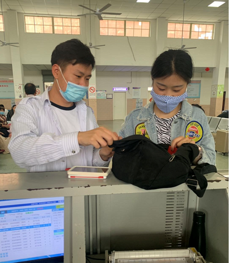 東海公司站務(wù)員毛志 熱心幫助旅客尋回背包.png